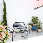 Casa de Férias Maison De Charme Renovee Avec Cour Au Centre Du Village - - Fr-1-434-98 *