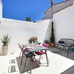 Maison De Charme Renovee Avec Cour Au Centre Du Village - - Fr-1-434-98 *