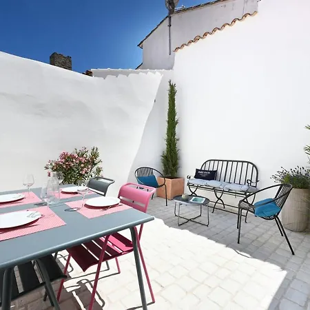 Maison De Charme Renovee Avec Cour Au Centre Du Village - - Fr-1-434-98 Casa de Férias