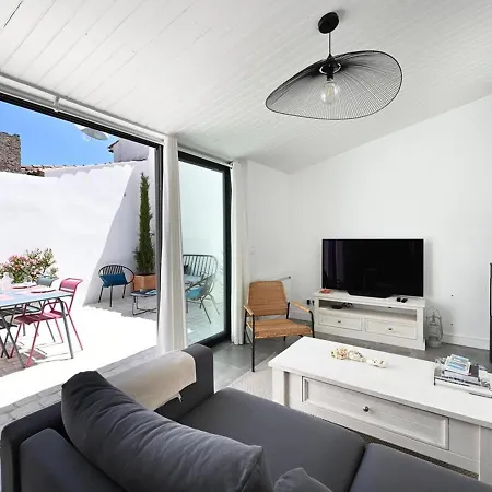 Maison De Charme Renovee Avec Cour Au Centre Du Village - - Fr-1-434-98 Les Portes-en-Re