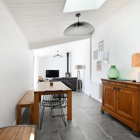 Maison De Charme Renovee Avec Cour Au Centre Du Village - - Fr-1-434-98 * Les Portes-en-Re