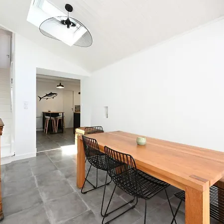 Maison De Charme Renovee Avec Cour Au Centre Du Village - - Fr-1-434-98 Casa de Férias