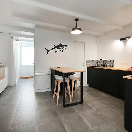 Maison De Charme Renovee Avec Cour Au Centre Du Village - - Fr-1-434-98 Les Portes-en-Re