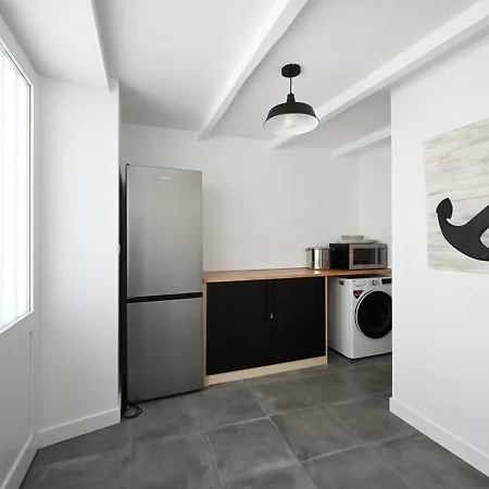 Maison De Charme Renovee Avec Cour Au Centre Du Village - - Fr-1-434-98 *