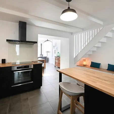 Maison De Charme Renovee Avec Cour Au Centre Du Village - - Fr-1-434-98 Feriehus *