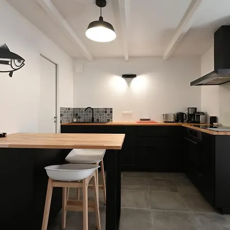 Maison De Charme Renovee Avec Cour Au Centre Du Village - - Fr-1-434-98