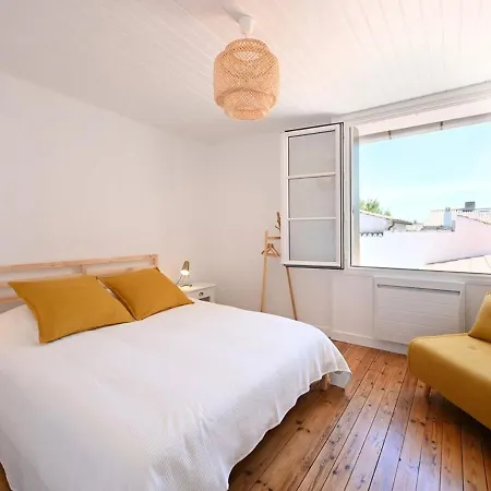 Maison De Charme Renovee Avec Cour Au Centre Du Village - - Fr-1-434-98